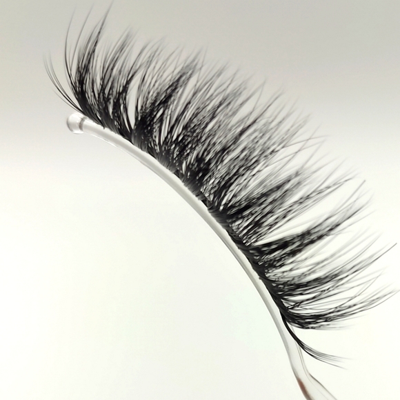 CosmicFlutter (Style #H632) 20-23mm Cruelty-Free 3D Mink Lash - Picture 1 of 16